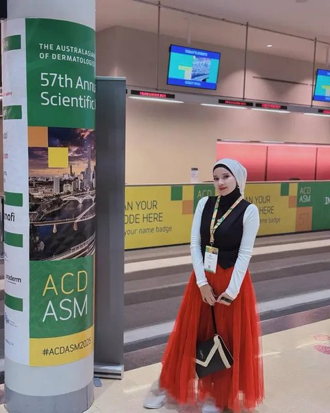 Foto wajah Ayu Widyaningrum muncul di salah satu billboard Times Square New York City, AS dengan keterangan terdiri tiga kata: Indonesian Innovator Doctor. (Foto: Dok. Instagram @drayuwidy