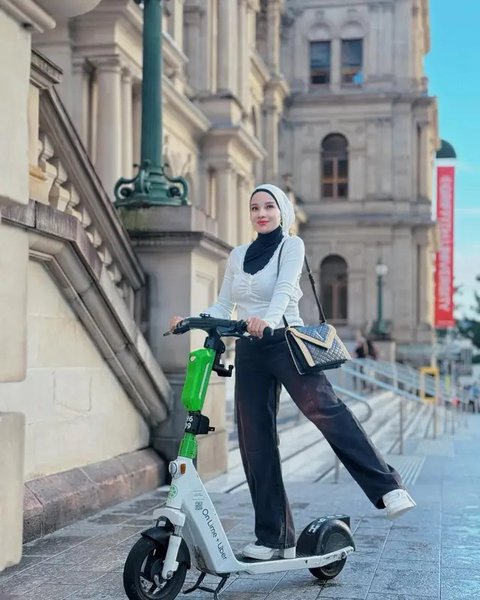 Foto wajah Ayu Widyaningrum muncul di salah satu billboard Times Square New York City, AS dengan keterangan terdiri tiga kata: Indonesian Innovator Doctor. (Foto: Dok. Instagram @drayuwidy