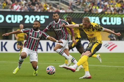 Karim Adeyemi (Borussia Dortmund) dihadang oleh Hercules dan Nonato (Fluminense) dalam laga Club World Cup Grup F di East Rutherford, New Jersey (AP Photo/Frank Franklin II)