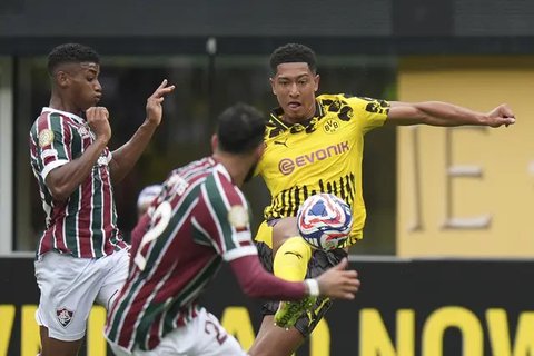 Karim Adeyemi (Borussia Dortmund) dihadang oleh Hercules dan Nonato (Fluminense) dalam laga Club World Cup Grup F di East Rutherford, New Jersey (AP Photo/Frank Franklin II)