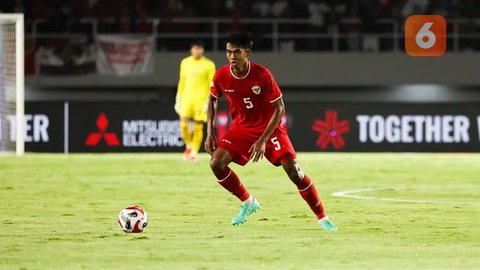 Timnas Indonesia U-23 - Jens Raven, Dony Tri Pamungkas, Kdek Arel Priyatna, background Gerald Vanenburg (Bola.com/Adreanus Titus)