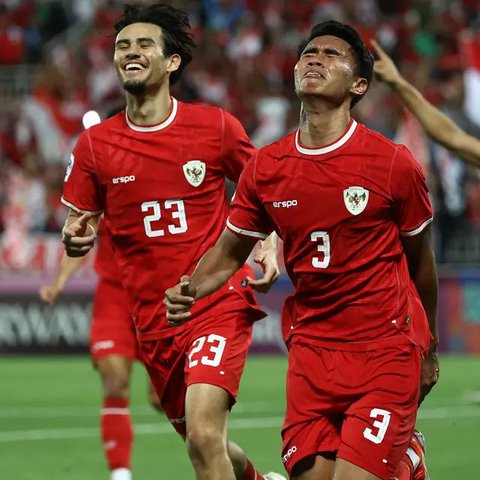 Timnas Indonesia U-23 - Jens Raven, Dony Tri Pamungkas, Kdek Arel Priyatna, background Gerald Vanenburg (Bola.com/Adreanus Titus)