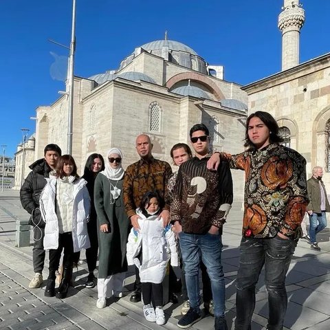 Ahmad Dhani dan Mulan Jameela liburan ke Eropa (sumber: Instagram/ahmaddhaniofficial)