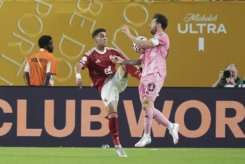 Tim Palmeiras berpose untuk foto grup sebelum pertandingan sepak bola Grup A Piala Dunia Antarklub antara Palmeiras dan FC Porto di East Rutherford, NJ, Minggu, 15 Juni 2025. (AP Photo/Ada