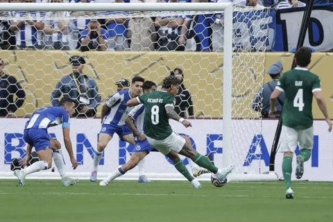 Tim Palmeiras berpose untuk foto grup sebelum pertandingan sepak bola Grup A Piala Dunia Antarklub antara Palmeiras dan FC Porto di East Rutherford, NJ, Minggu, 15 Juni 2025. (AP Photo/Ada