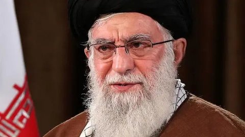 Pemimpin Tertinggi Iran, Ayatollah Ali Khamenei memimpin doa terakhir untuk komandan Pasukan Quds Qassem Soleimani yang gugur dan rekannya yang tewas dalam serangan drone AS, di Universitas T