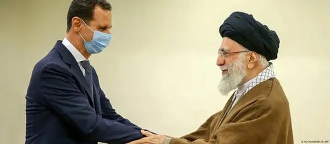 Pemimpin Tertinggi Iran, Ayatollah Ali Khamenei memimpin doa terakhir untuk komandan Pasukan Quds Qassem Soleimani yang gugur dan rekannya yang tewas dalam serangan drone AS, di Universitas T