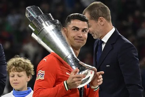 Donald Trump menerima jersey dengan pesan khusus dari Cristiano Ronaldo yang diantarkan oleh Presiden European Council, Antonio Costa (Antonio Costa Official X)