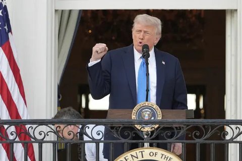 Donald Trump menerima jersey dengan pesan khusus dari Cristiano Ronaldo yang diantarkan oleh Presiden European Council, Antonio Costa (Antonio Costa Official X)