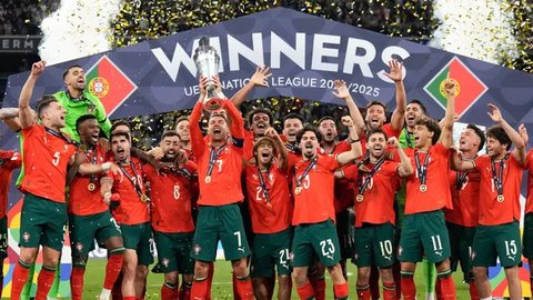 Momen kapten Portugal Cristiano Ronaldo mengangkat trofi UEFA Nations League 2024/2025. (John MACDOUGALL / AFP)