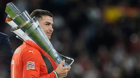 Momen kapten Portugal Cristiano Ronaldo mengangkat trofi UEFA Nations League 2024/2025. (John MACDOUGALL / AFP)