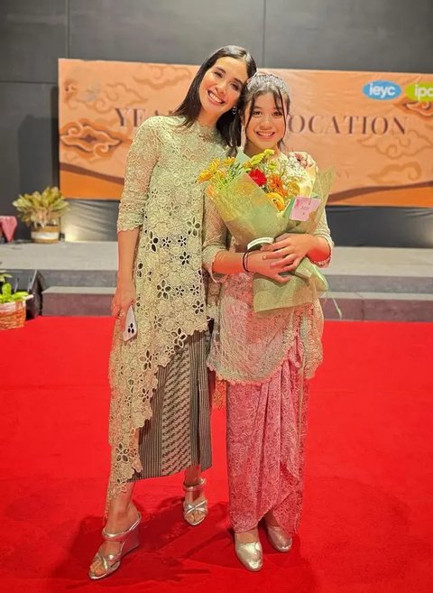 Inspirasi Outfit Senada Marshanda dan Sienna. (Sumber: Instagram/marshanda99)