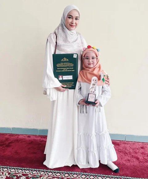 Inspirasi Outfit Senada Marshanda dan Sienna. (Sumber: Instagram/marshanda99)