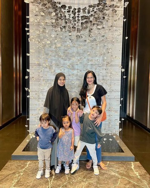Potret Donna Harun dan Cucu yang Selalu Akrab