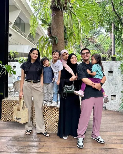 Potret Donna Harun dan Cucu yang Selalu Akrab