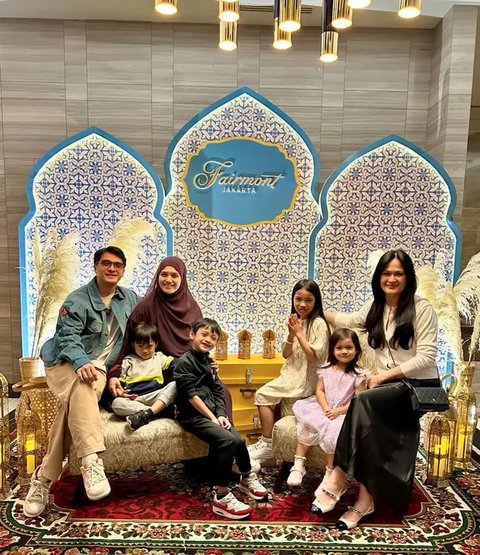 Potret Donna Harun dan Cucu yang Selalu Akrab