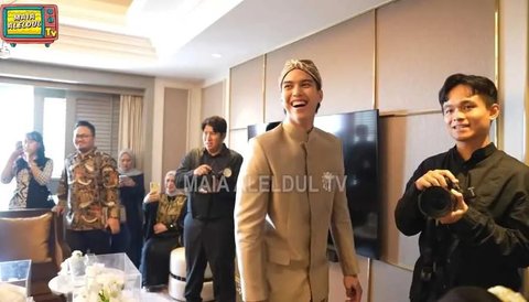 Sesaat setelah mengamati, El Rumi langsung bisa menyimpulkan bahwa setiap seserahan dan mahar tersebut merupakan pemberian Irwan Mussry. "Channel, Valentino, oh Daddy (Irwan Mussry) ini berarti (donaturnya)," canda El Rumi mengundang tawa.