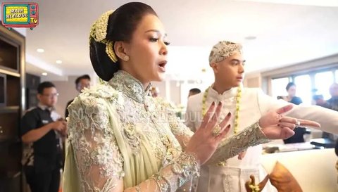 Sebelumnya, Irwan Mussry juga diketahui membelikan Al Ghazali sepasang selop eksklusif dari butiknya untuk dipakai di momen akad nikah. Di momen itu, Maia Estianty menyebut sepatu itu jadi simbol kasih sayang ayah untuk putranya.<br />Temukan berbagai potret menarik dan kabar terbaru di kapanlagi.com. Kalau bukan sekarang, KapanLagi?