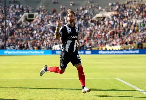 Pemain CF Monterrey, Sergio Ramos, merayakan golnya ke gawang Inter Milan pada laga Grup F Piala Dunia Antarklub 2025 di Stadion Rose Bowl, Rabu (18/6/2025). (Stu Forster/Getty Images/AFP)