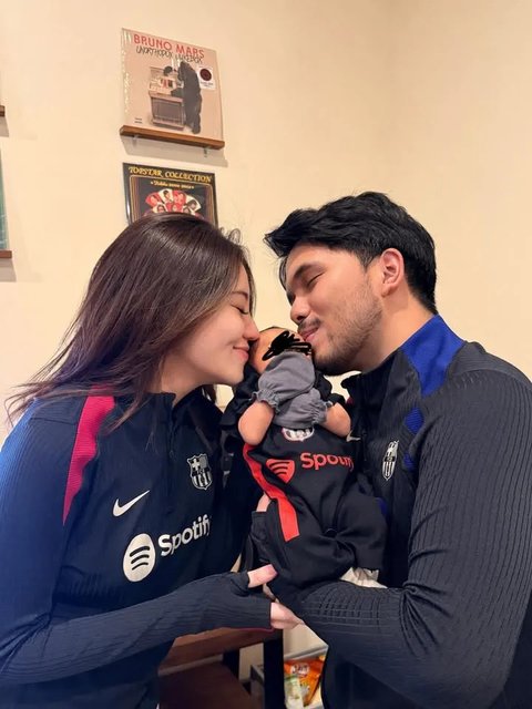 Potret Perdana Aaliyah Massaid dan Thariq Halilintar Foto Bertiga Bareng Anak