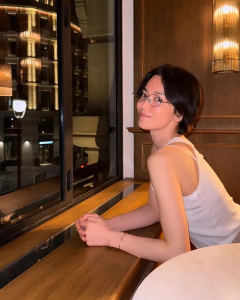 7 Potret Cantik Song Hye Kyo Bare Face saat di Spanyol, Usia 43 Tahunnya Gak Terlihat Sama Sekali