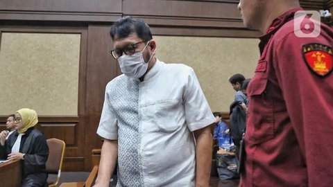 FOTO: Ekspresi Makelar Perkara Zarof Ricar Saat Dijatuhi Vonis 16 Tahun Penjara