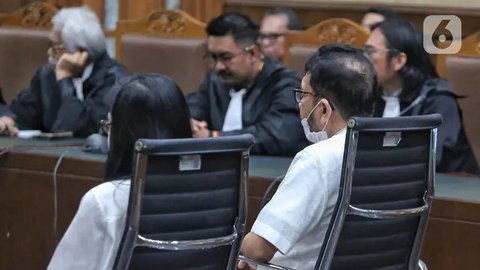 FOTO: Ekspresi Makelar Perkara Zarof Ricar Saat Dijatuhi Vonis 16 Tahun Penjara