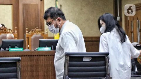 FOTO: Ekspresi Makelar Perkara Zarof Ricar Saat Dijatuhi Vonis 16 Tahun Penjara