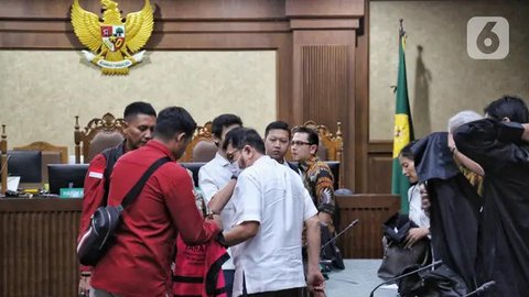 FOTO: Ekspresi Makelar Perkara Zarof Ricar Saat Dijatuhi Vonis 16 Tahun Penjara