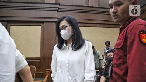 Ibu Gregorius Ronald Tannur, Meirizka Widjaja sesaat sebelum mengikuti sidang pembacaan vonis di Pengadilan Tindak Pidana Korupsi (Tipikor), Jakarta, Rabu (18/6/2025). (Liputan6.com/Angga Yuniar)