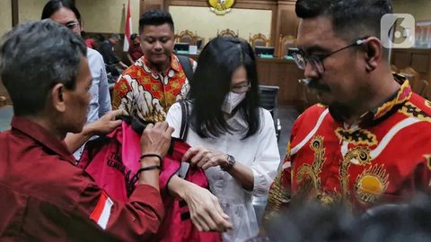 Selain hukuman penjara, Meirizka juga dikenakan denda sebesar Rp500 juta, yang jika tidak dibayarkan akan diganti dengan kurungan selama 6 bulan. (Liputan6.com/Angga Yuniar)