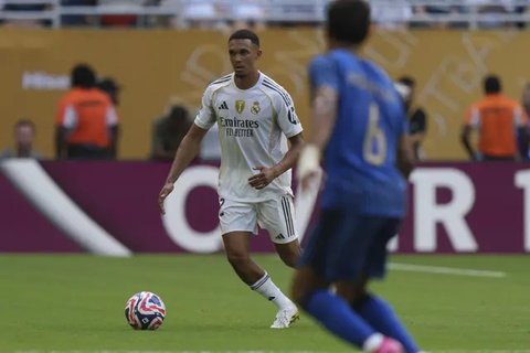 Bek sayap Real Madrid, Trent Alexander-Arnold, berusaha menahan pemain Al Hilal, Youssef Enriquez, dalam laga Grup H Piala Dunia Antarklub 2025 di Hard Rock stadium, Miami, Kamis (18/6/202