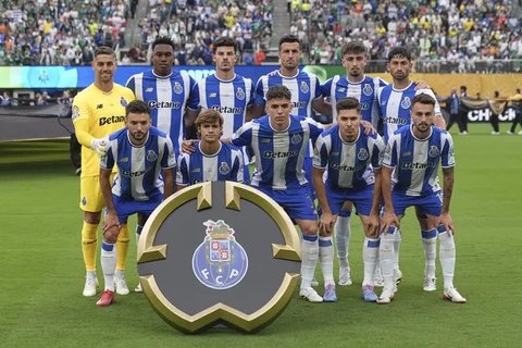 Ahmed Nabil Koka (kiri) dari Al Ahly dan Lionel Messi dari Inter Miami berebut bola dalam pertandingan sepak bola Grup A Piala Dunia Antarklub antara Al Ahly dan Inter Miami di Miami,