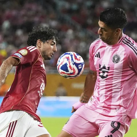 Ahmed Nabil Koka (kiri) dari Al Ahly dan Lionel Messi dari Inter Miami berebut bola dalam pertandingan sepak bola Grup A Piala Dunia Antarklub antara Al Ahly dan Inter Miami di Miami,