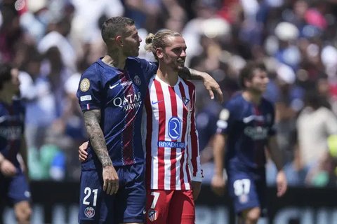 Para pemain Paris Saint-Germain (PSG) berpose untuk fotografer sebelum pertandingan sepak bola Grup B Piala Dunia Antarklub antara PSG dan Atletico Madrid di Pasadena, California, Minggu,