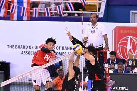 Pemain timnas voli putra Indonesia Hendra Kurniawan, Doni Haryono, dan Farhan Halim berselebrasi saat melawan Thailand pada laga Grup A AVC Nations Cup 2025 di Isa Bin Rashid Hal