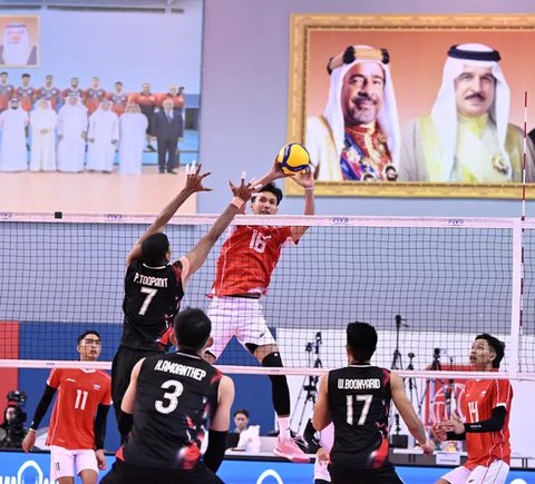 Pemain timnas voli putra Indonesia Hendra Kurniawan, Doni Haryono, dan Farhan Halim berselebrasi saat melawan Thailand pada laga Grup A AVC Nations Cup 2025 di Isa Bin Rashid Hal
