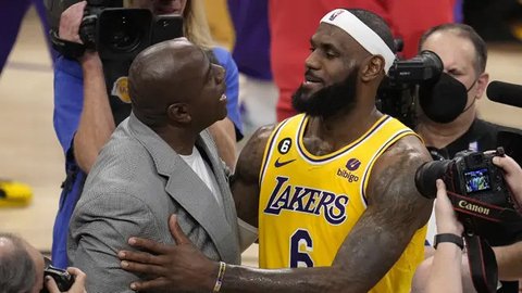 Ivica Zubac #40 dari LA Clippers melakukan dunk di depan Dorian Finney-Smith #17 dari Los Angeles Lakers selama kemenangan Lakers 122-97 di Intuit Dome pada tanggal 04 Februari 2025 di Ing