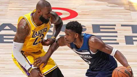Ivica Zubac #40 dari LA Clippers melakukan dunk di depan Dorian Finney-Smith #17 dari Los Angeles Lakers selama kemenangan Lakers 122-97 di Intuit Dome pada tanggal 04 Februari 2025 di Ing