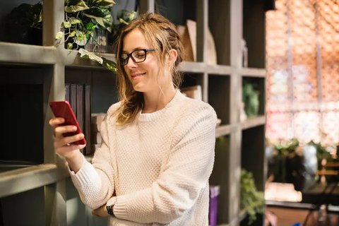 Namun tidak semua daters online pembohong, tetapi Anda juga perlu berhati-hati dengan teman chat Anda.