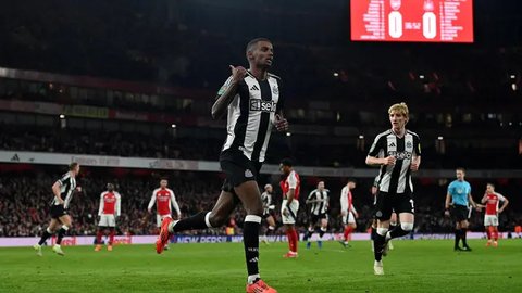 Dua gol kemenangan Newcastle di markas Arsenal masing-masing dicetak Alexander Isak di babak pertama dan Anthony Gordon di babak kedua. (AP Photo/Kirsty Wigglesworth)