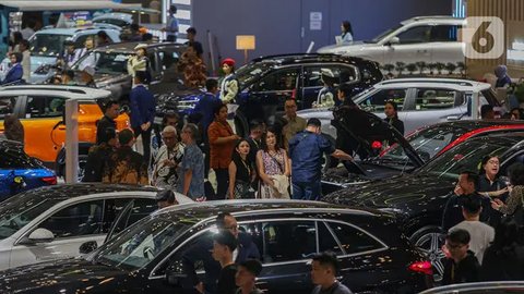 Pengunjung melihat produk mobil terbaru yang dipamerkan dalam ajang Gaikindo Indonesia International Auto Show (GIIAS) 2024 di Indonesia Convention Exhibition (ICE) BSD, Serpong, Kabupaten Ta
