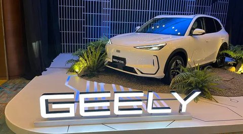 Pengunjung melihat produk mobil terbaru yang dipamerkan dalam ajang Gaikindo Indonesia International Auto Show (GIIAS) 2024 di Indonesia Convention Exhibition (ICE) BSD, Serpong, Kabupaten Ta