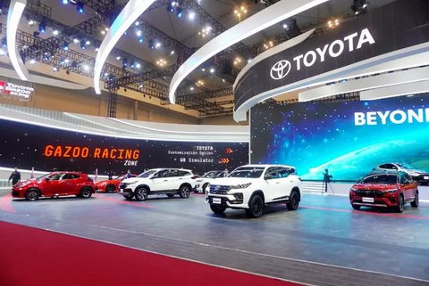 Pengunjung melihat produk mobil terbaru yang dipamerkan dalam ajang Gaikindo Indonesia International Auto Show (GIIAS) 2024 di Indonesia Convention Exhibition (ICE) BSD, Serpong, Kabupaten Ta