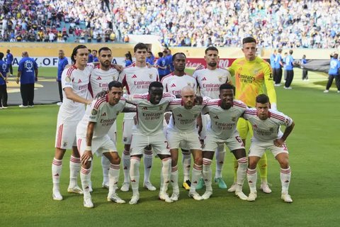 Angel Di Maria (11) dari Benfica mencetak gol pembuka timnya melalui tendangan penalti dalam pertandingan Grup C Piala Dunia Antarklub antara Boca Juniors dan Benfica di Miami Gardens, Flo
