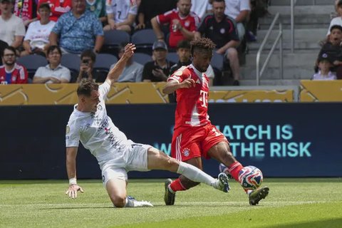 Angel Di Maria (11) dari Benfica mencetak gol pembuka timnya melalui tendangan penalti dalam pertandingan Grup C Piala Dunia Antarklub antara Boca Juniors dan Benfica di Miami Gardens, Flo