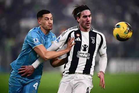 Ekspresi kapten Timnas Indonesia, Jay Noah Idzes, saat laga melawan China dalam laga Kualifikasi Piala Dunia 2026 zona Asia di Stadion Utama Gelora Bung Karno (SUGBK) Senayan, Jakarta, Kam