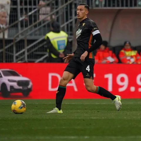 Ekspresi kapten Timnas Indonesia, Jay Noah Idzes, saat laga melawan China dalam laga Kualifikasi Piala Dunia 2026 zona Asia di Stadion Utama Gelora Bung Karno (SUGBK) Senayan, Jakarta, Kam