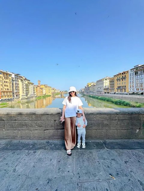 Model Sandal Jepit Nagita Slavina saat Liburan di Italia