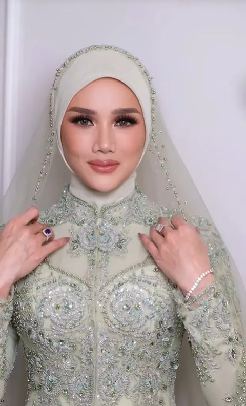 Potret Mulan Jameela Pakai Cincin Blue Sapphire, Elegan dalam Berbagai Momen (sumber: Instagram/mulanjameela1/rezaazrumakeup)